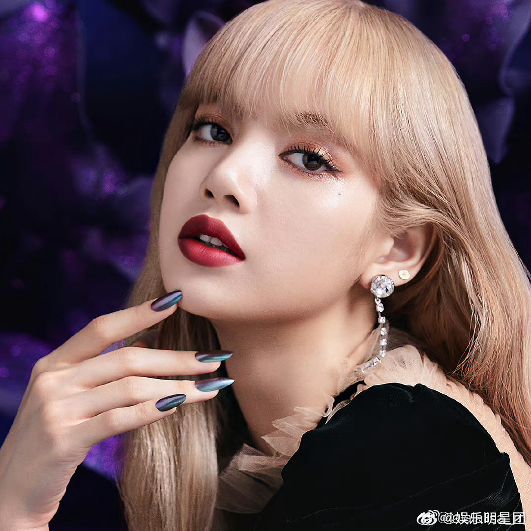 Lisa好像没有受到疯马秀影响,疑似和网传男友lv三公子在泰国旅游_新浪新闻
