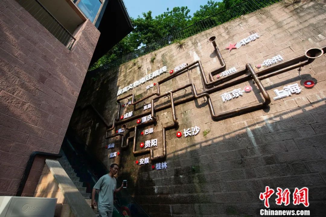 重庆故宫文物南迁纪念馆内一处外墙展示的故宫文物南迁路线.何蓬磊 摄