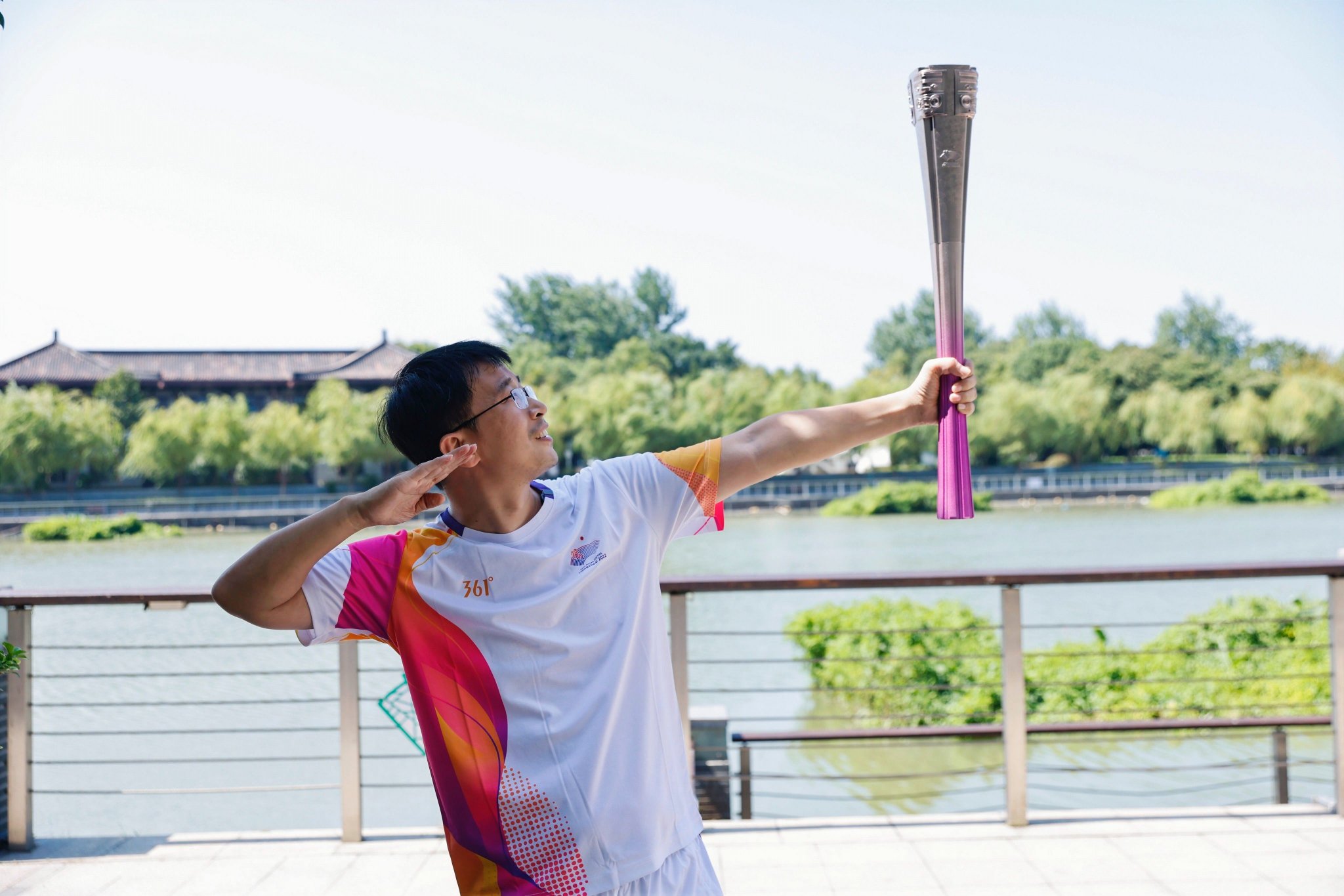 赵顼手持杭州亚运会火炬"薪火".受访者供图