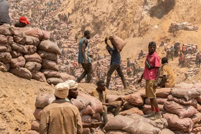 位于刚果的钴矿正在开采中,图自《华尔街日报》