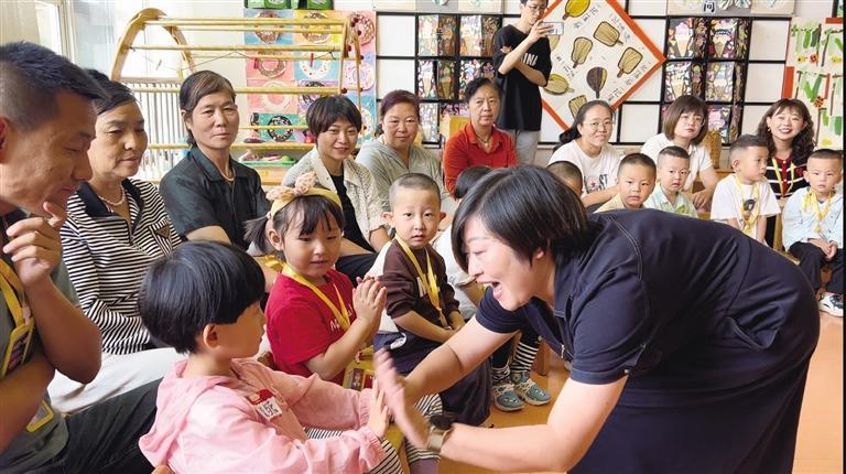兰州市教育局评选出了50名"最美教师" 图为"最美教师"在给孩子们上课