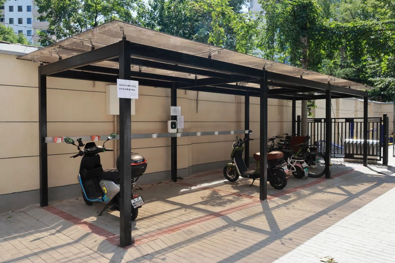 茶色隔热的加厚钢化玻璃棚顶,近10个电动车充电插头……电动自行车棚