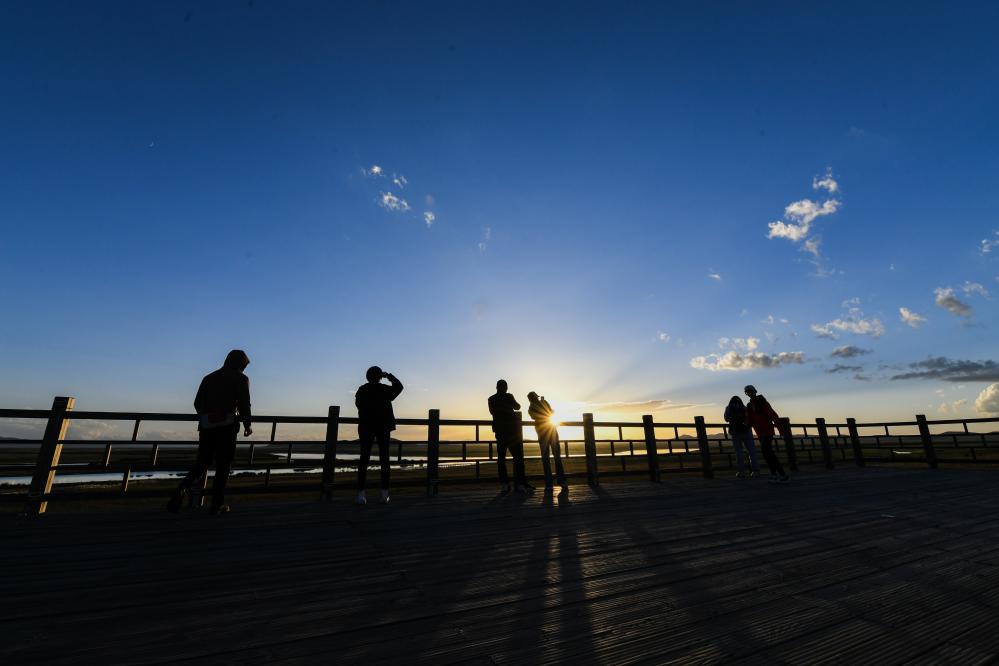 游客在黄河九曲第一湾景区内观光拍照.新华社记者 王曦 摄