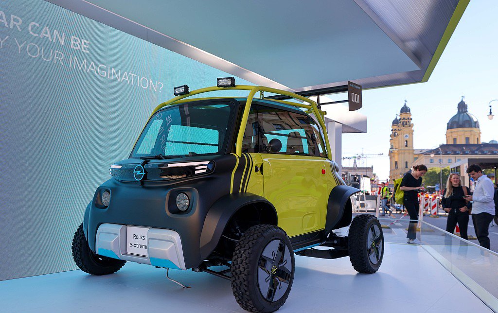 当地时间2023年9月4日,德国慕尼黑车展,欧宝展台上的rocks e- extreme