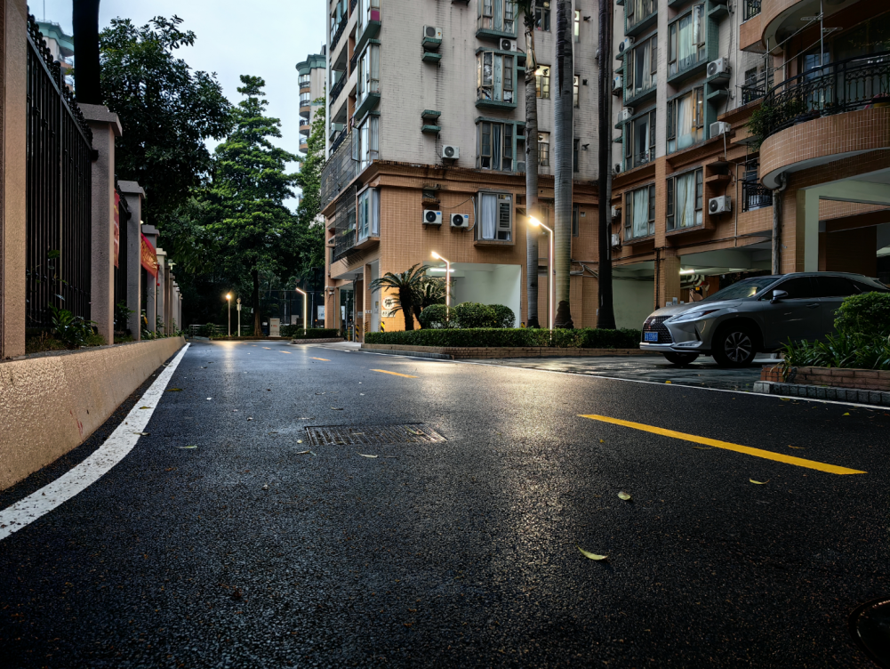 业委会对小区内大部分路面进行了翻新.受访者供图