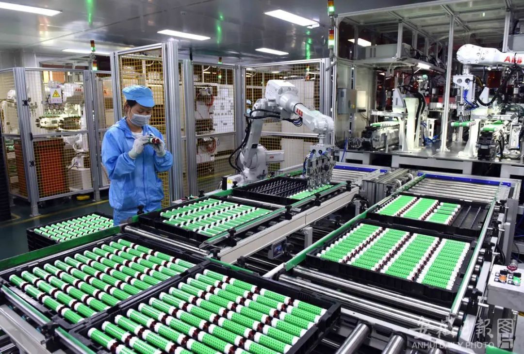 位于庐江县的新能源电池生产线。周跃东 摄