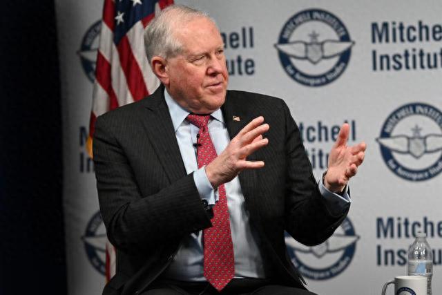 美国空军部长弗兰克·肯德尔 资料图 图源:美国《航空航天部队》杂志