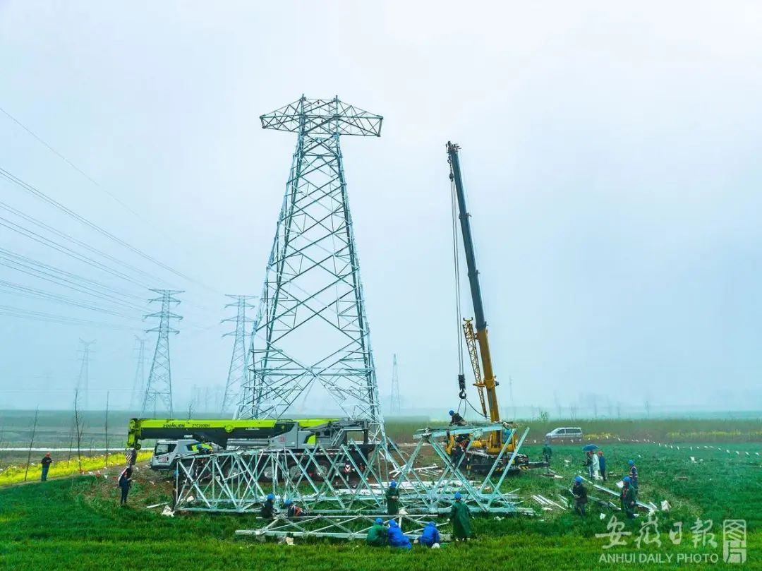 阜南风储220千伏输电线路施工现场。(资料图片)任长波 摄