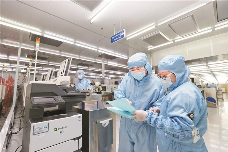 图为深圳一家企业的科研人员正在工作.深圳特区报记者 杨浩翰 摄