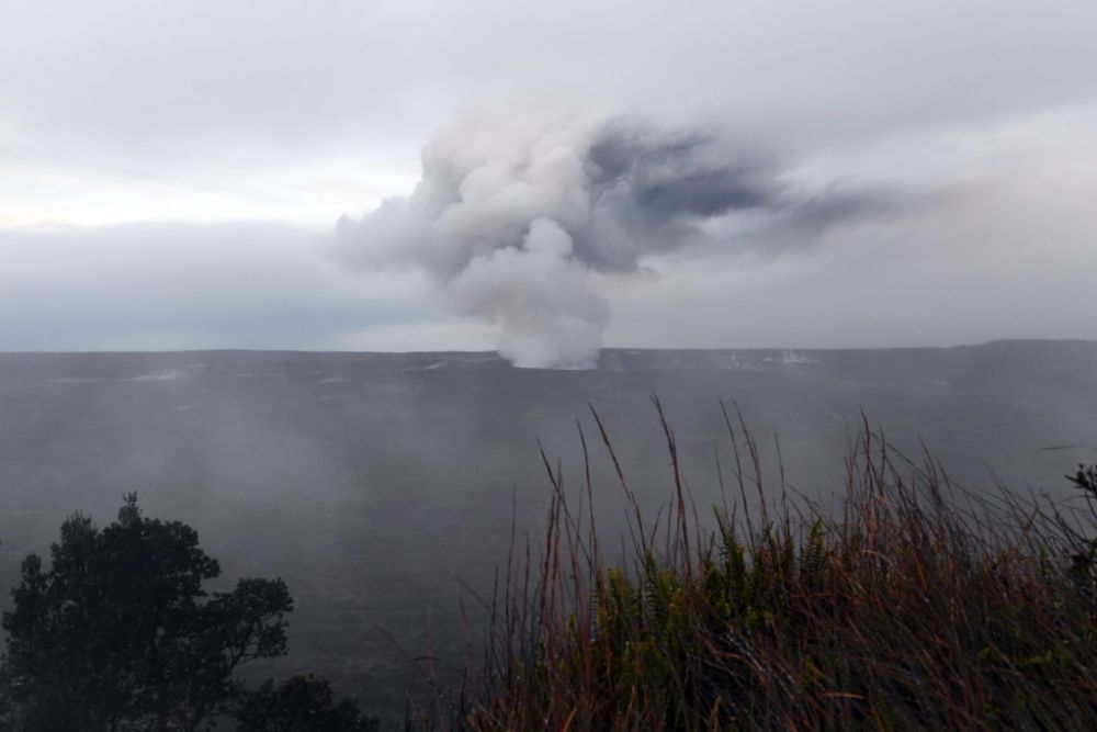 2018年5月10日,在美国夏威夷,火山灰从基拉韦火山喷发出来.