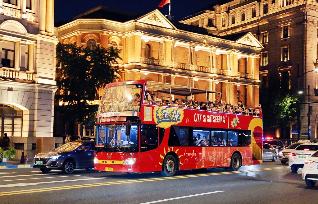 2023年9月7日,上海,游客乘坐即将谢幕的都市旅游观光双层敞篷巴士.