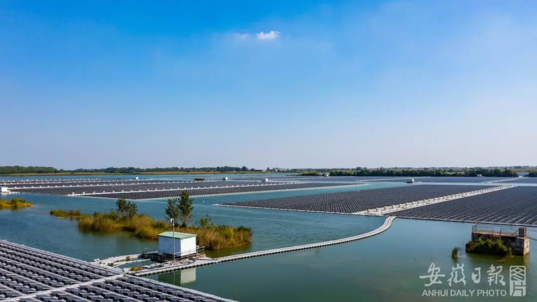 9月7日航拍的淮北市濉溪县南坪镇采煤塌陷区水上光伏电站。张伟 摄