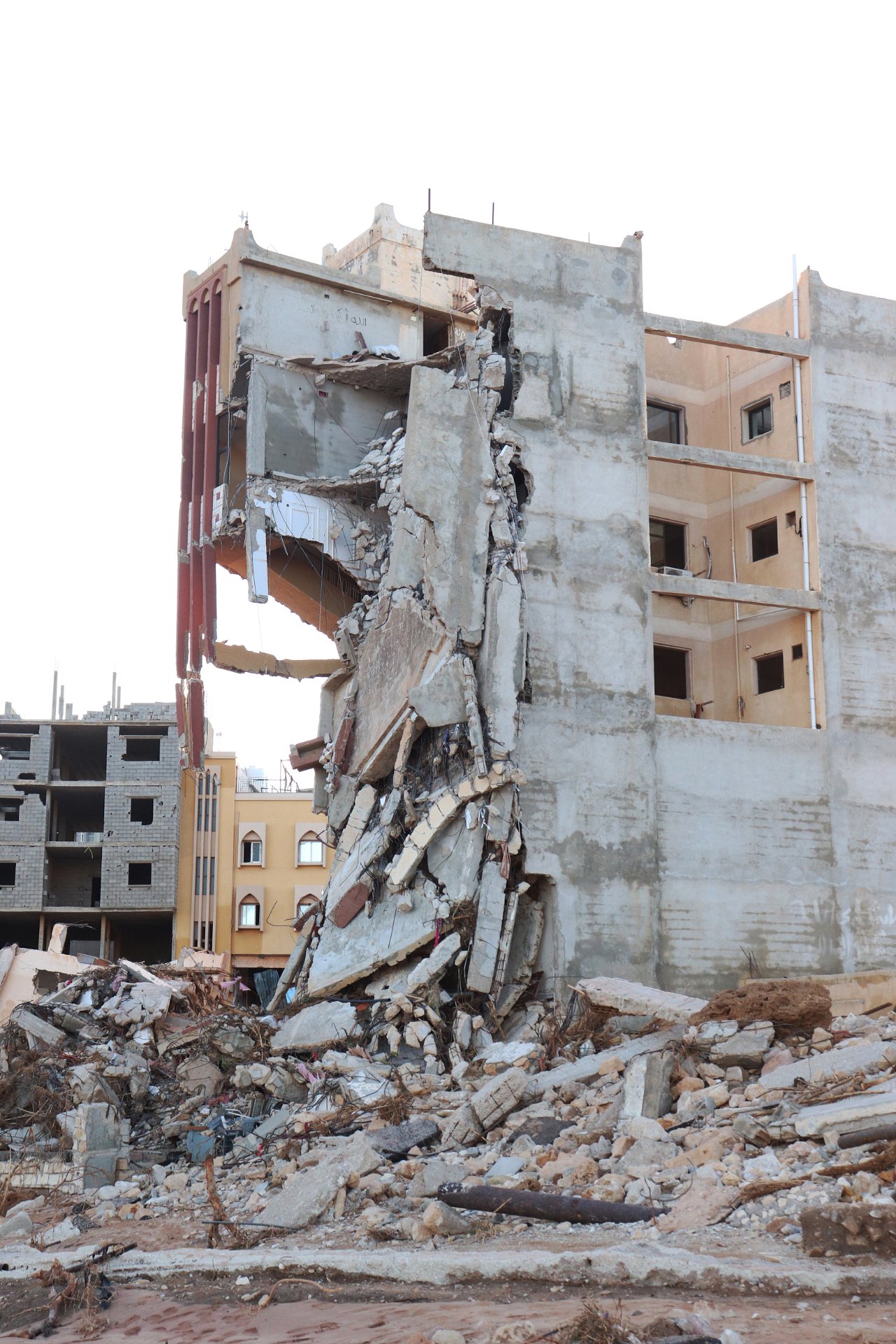 当地时间2023年9月12日,利比亚德尔纳,洪水冲毁了房屋,建筑已摇摇欲坠
