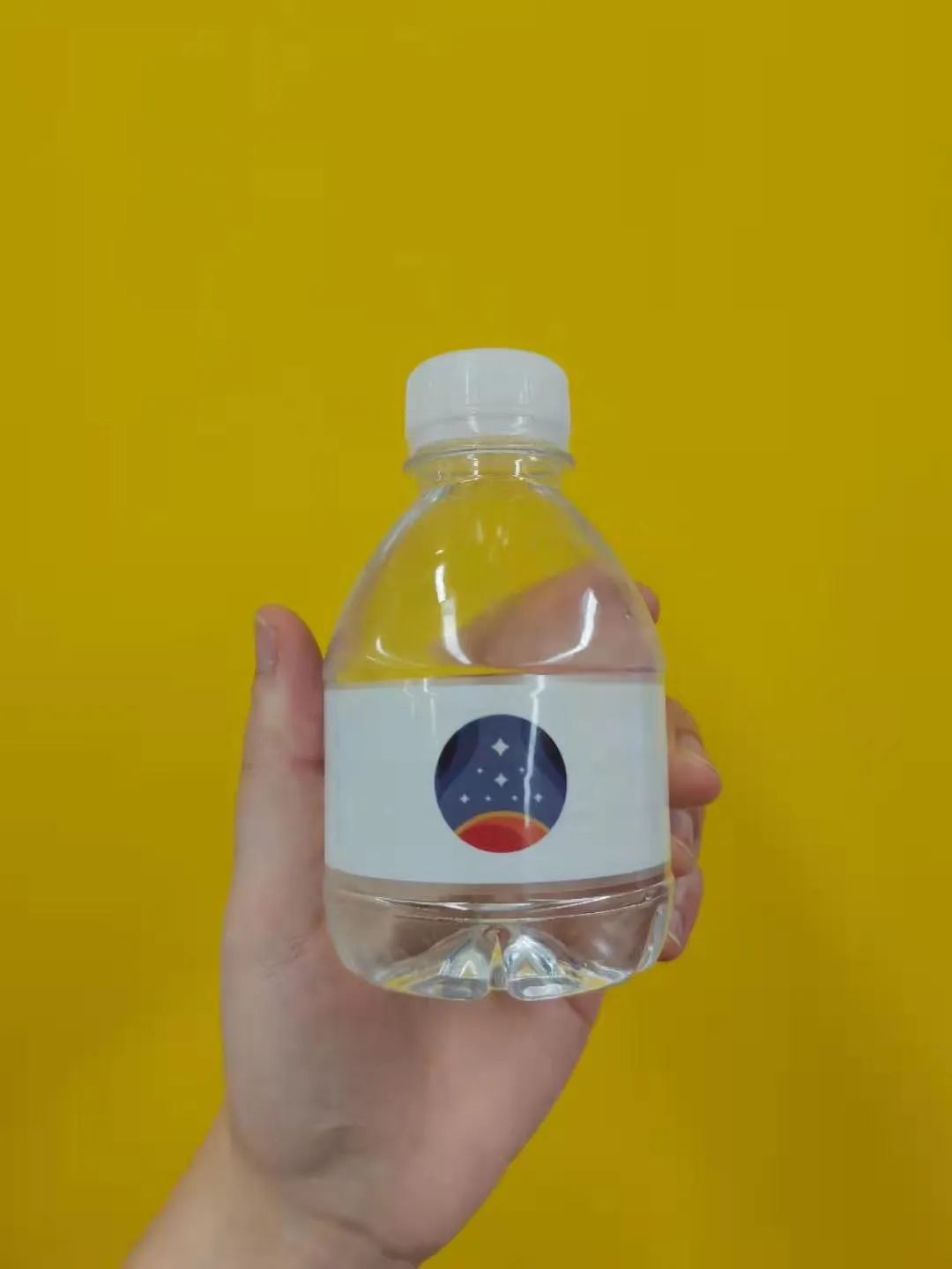 不到200毫升的"星空牌"矿泉水