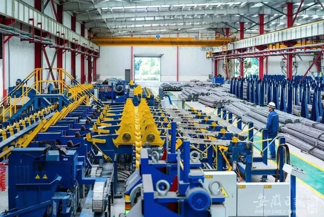 9月1日，中国宝武马钢股份埃斯科特钢公司生产线上，工人正在加紧生产汽车零部件用钢产品。罗继胜 摄