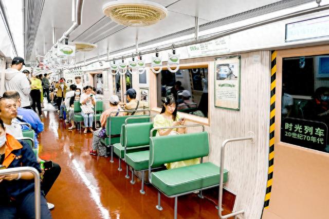 复古车厢装饰让上车的市民游客体验北京地铁历史变迁.记者 邓伟/摄
