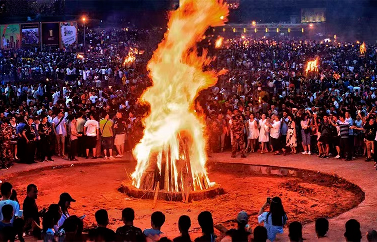 热闹的彝族火把节结合钒钛磁铁矿资源优势,眼下的西昌,还全力打造四川