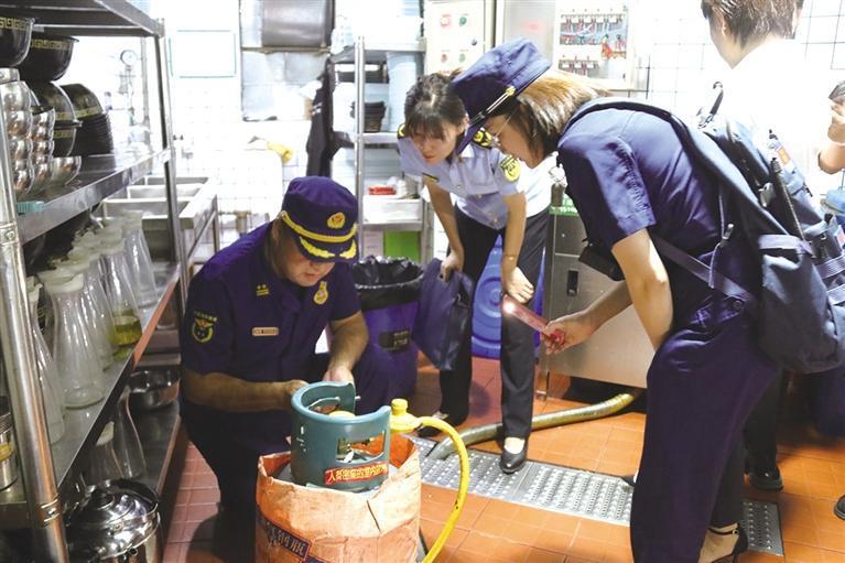 消防人员检查餐饮企业燃气“安全阀”
