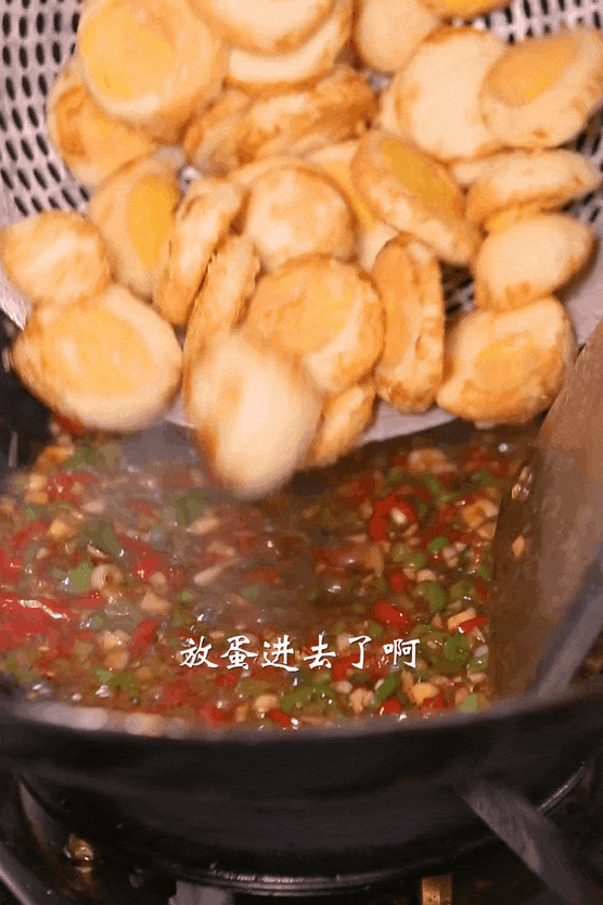  金钱蛋制作过程。（动图/赵美丽 味上湘菜馆）