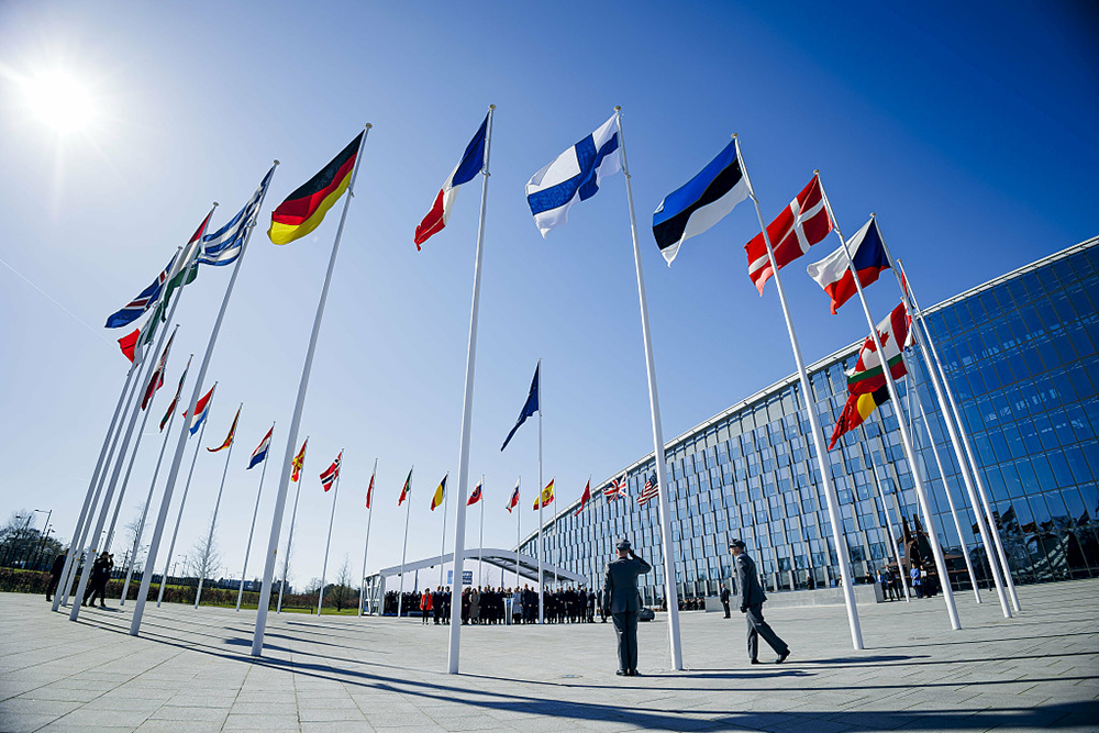 当地时间2023年4月4日,比利时布鲁塞尔,北约总部前的成员国国旗.