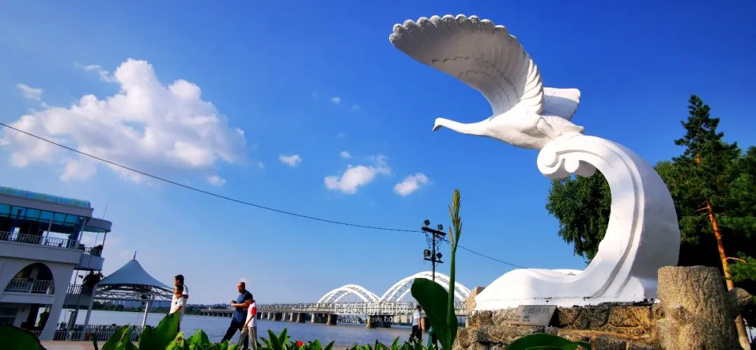 斯大林公园天鹅雕塑 &nbsp;"哈报手机记者"&nbsp;李春生&nbsp;摄&nbsp