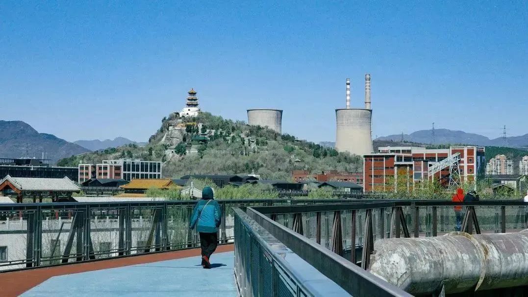 目前服贸会已召开完毕,首钢园正在组织对高线公园进行开放前的设备