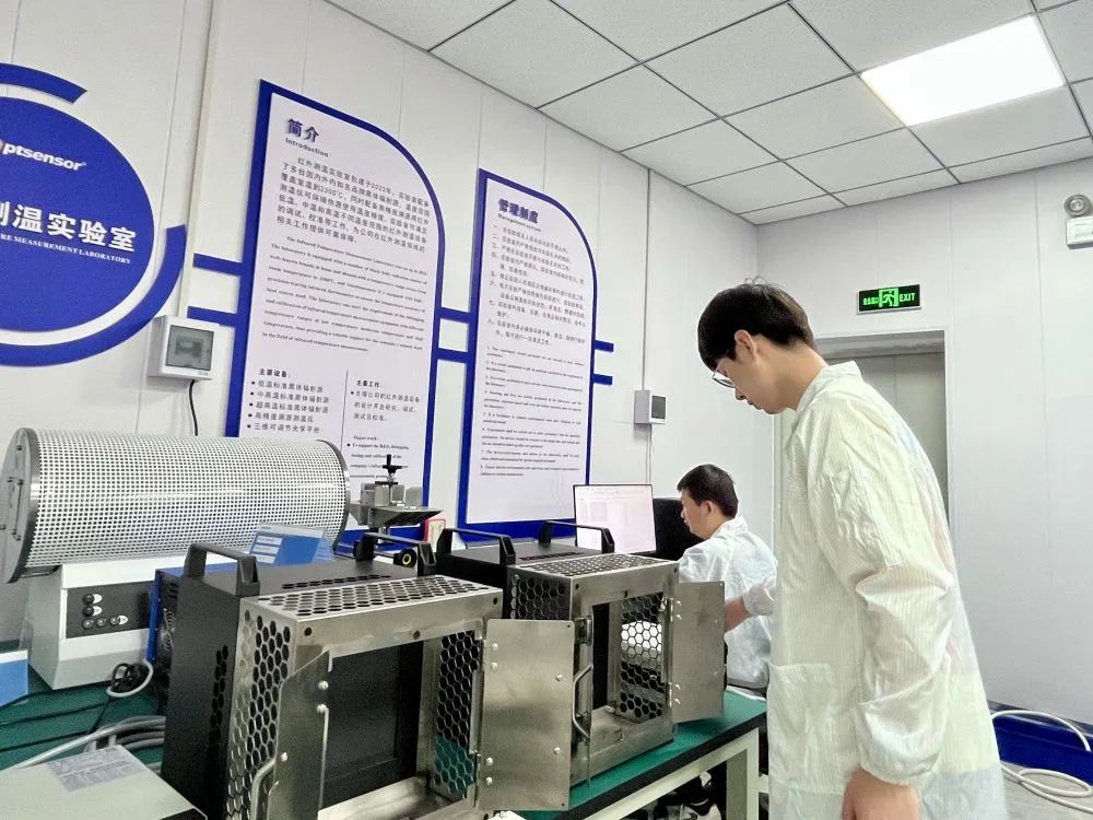 9月7日,西安和其光电科技股份有限公司科研人员正在调试设备.