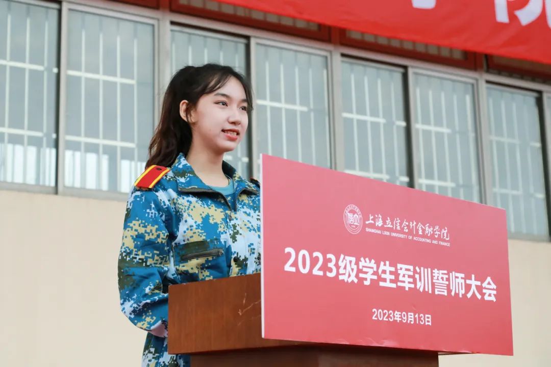 会计学院学生李沐遥和金融学院学生方子莹代表新生发言.