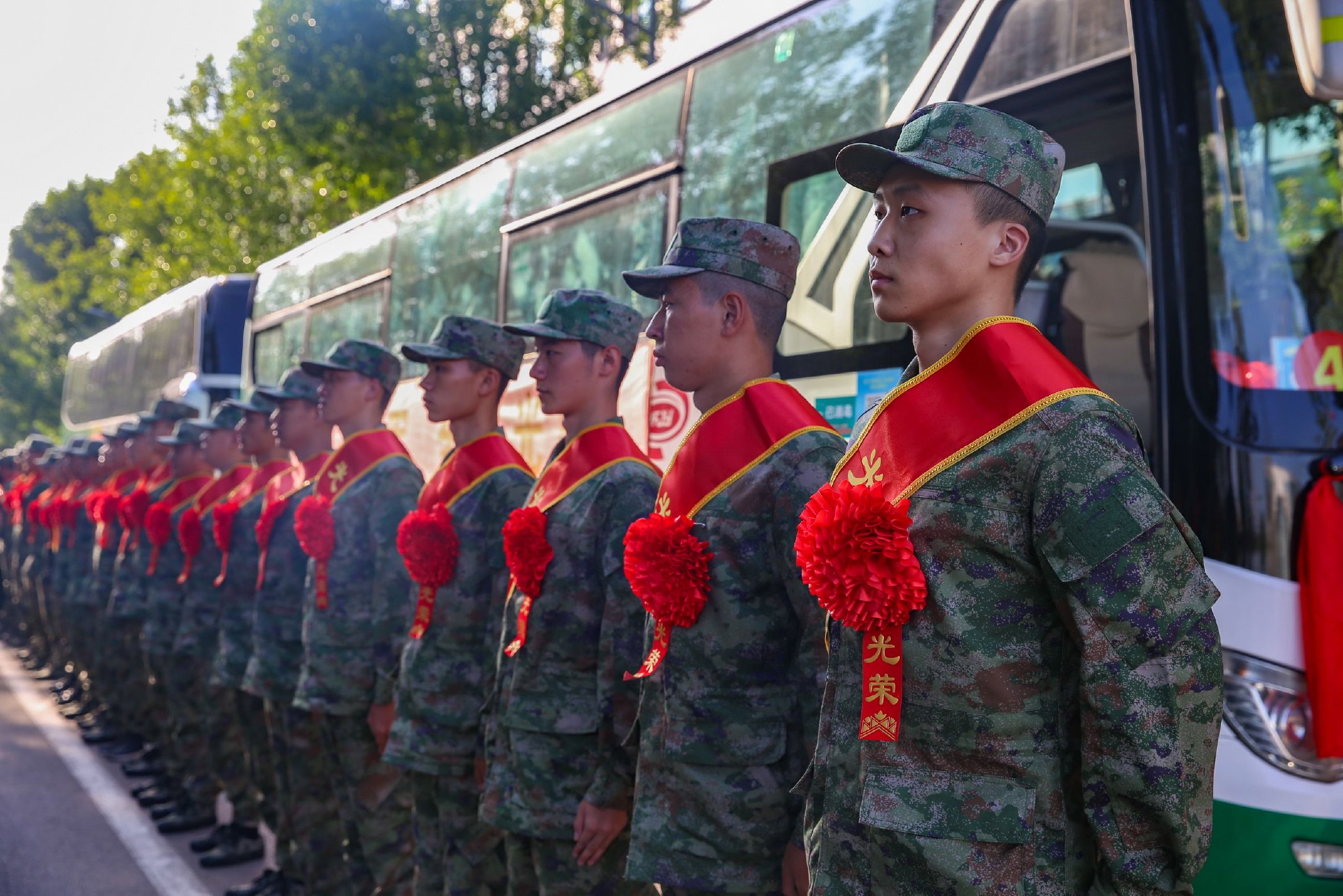 新兵披红戴花准备登车