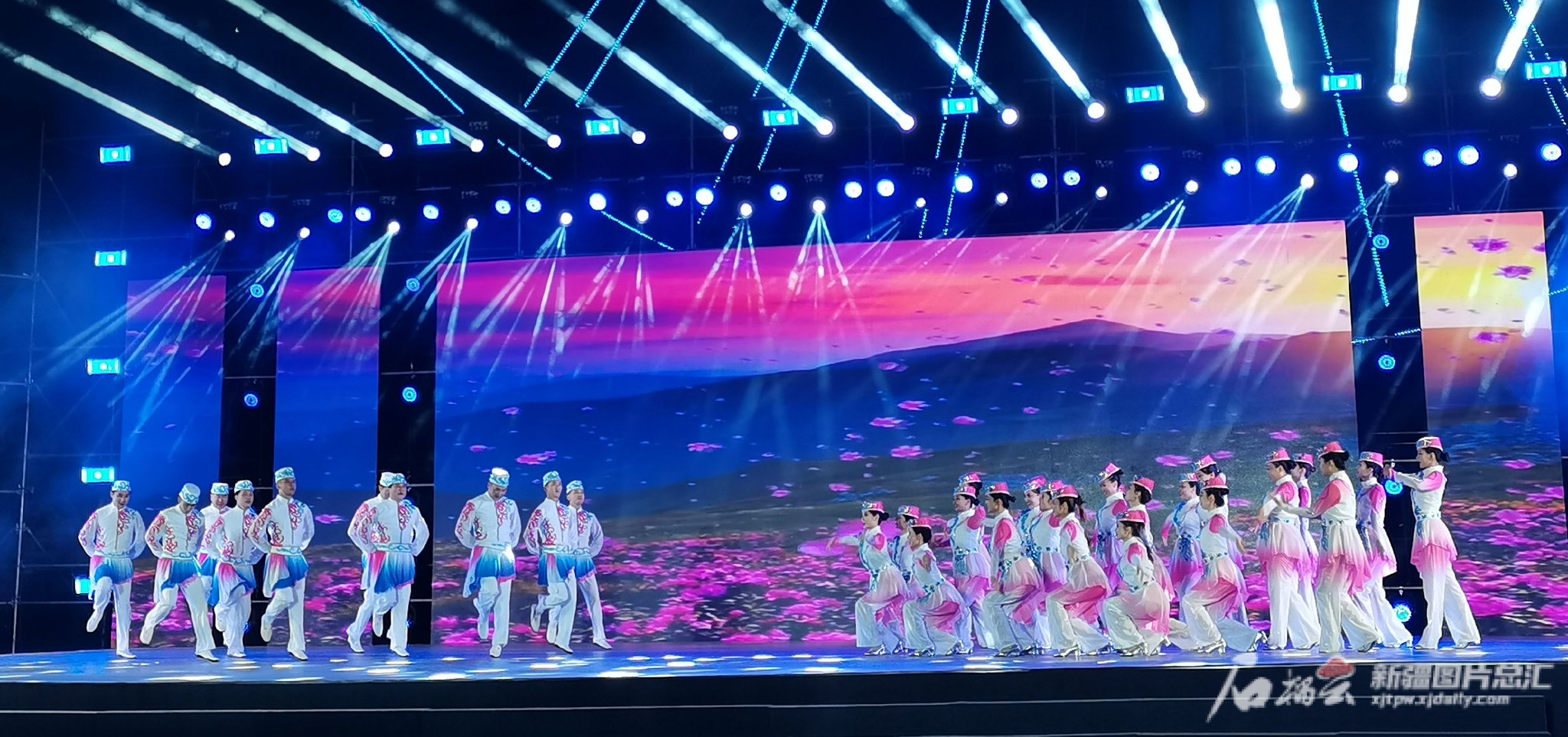 新疆日报记者李莉摄"很高兴能参与到广场舞《我们新疆好地方》表演中 