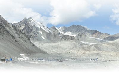 天山山脉哈希勒根达坂海拔3000多米，常年积雪。本报记者 吕莉摄