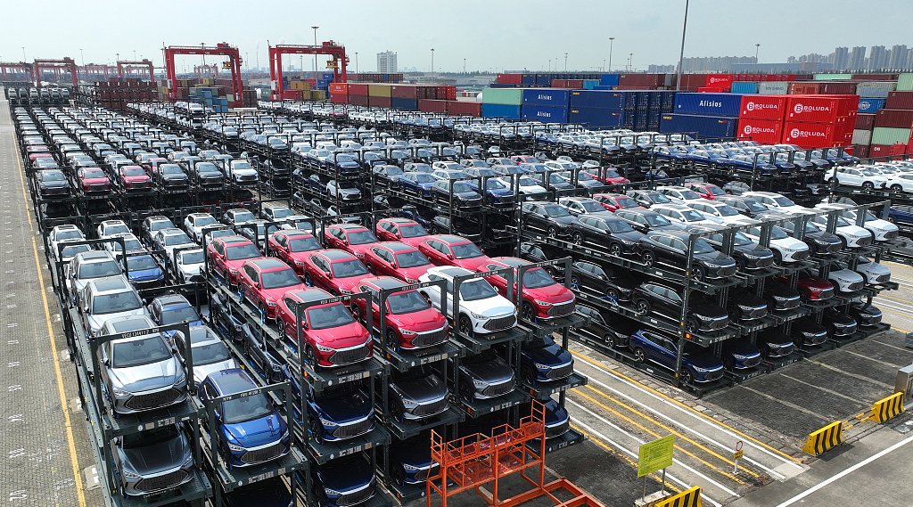 11日,苏州港太仓港区国际集装箱码头,一批新能源汽车即将出口国外市场