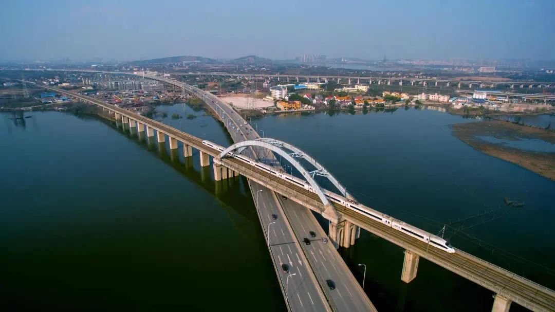 京广高铁 图片来源:省点游