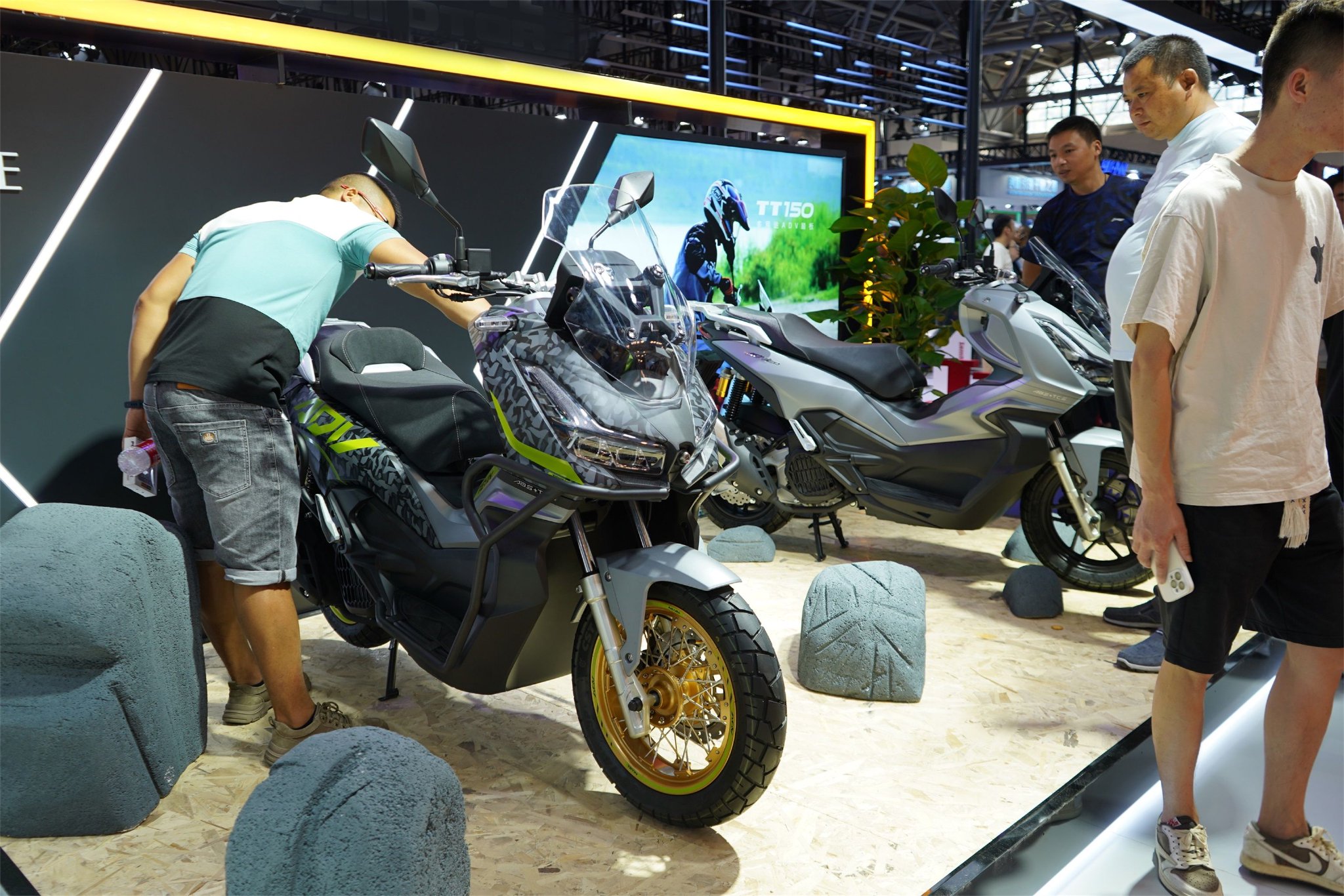 星耀摩展艾尚楼兰天鹰机车携国潮楼兰参展中国摩博会