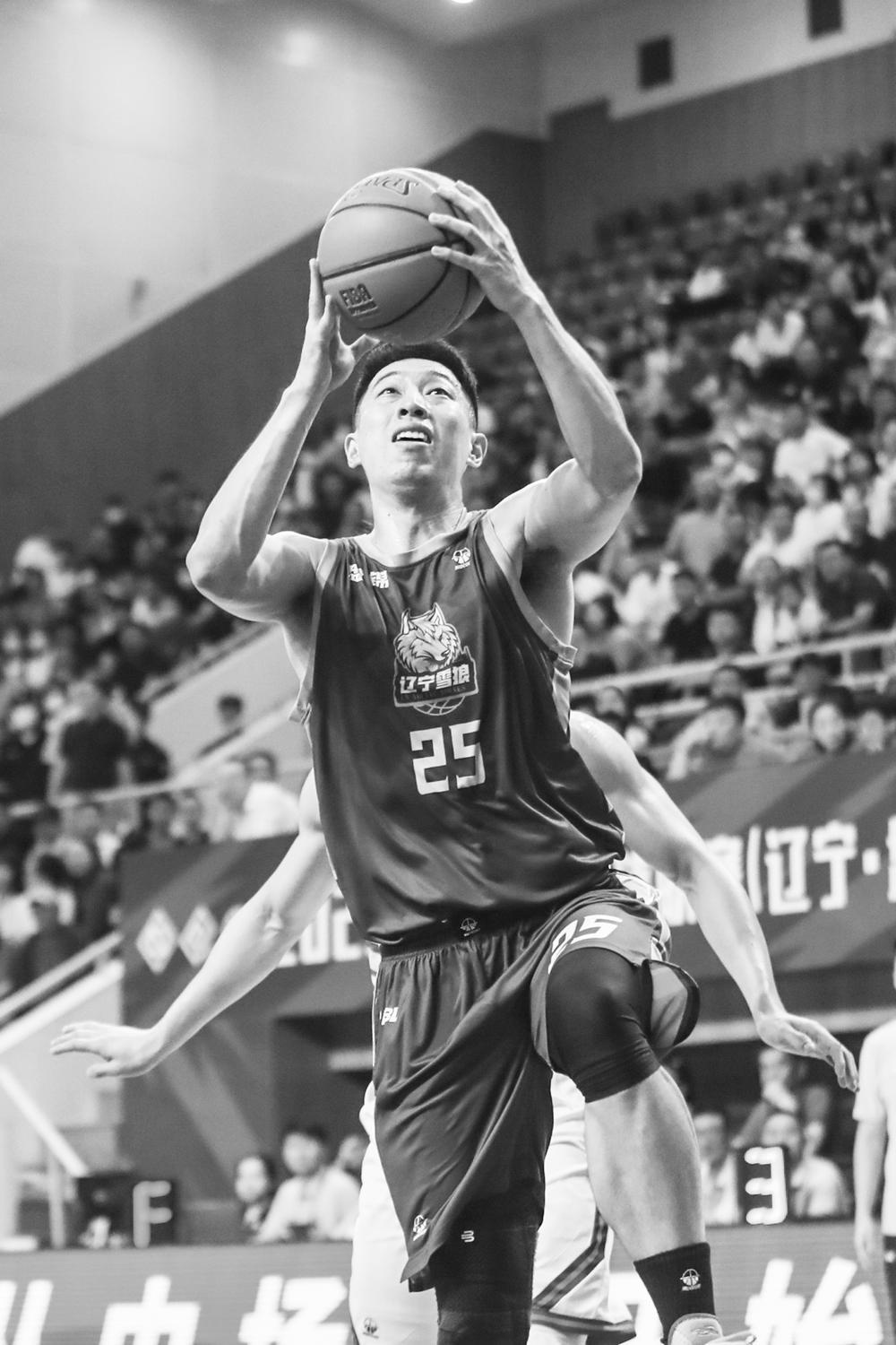 图为辽宁队球员刘子豪在比赛中上篮.新华社发海量资讯,精准解