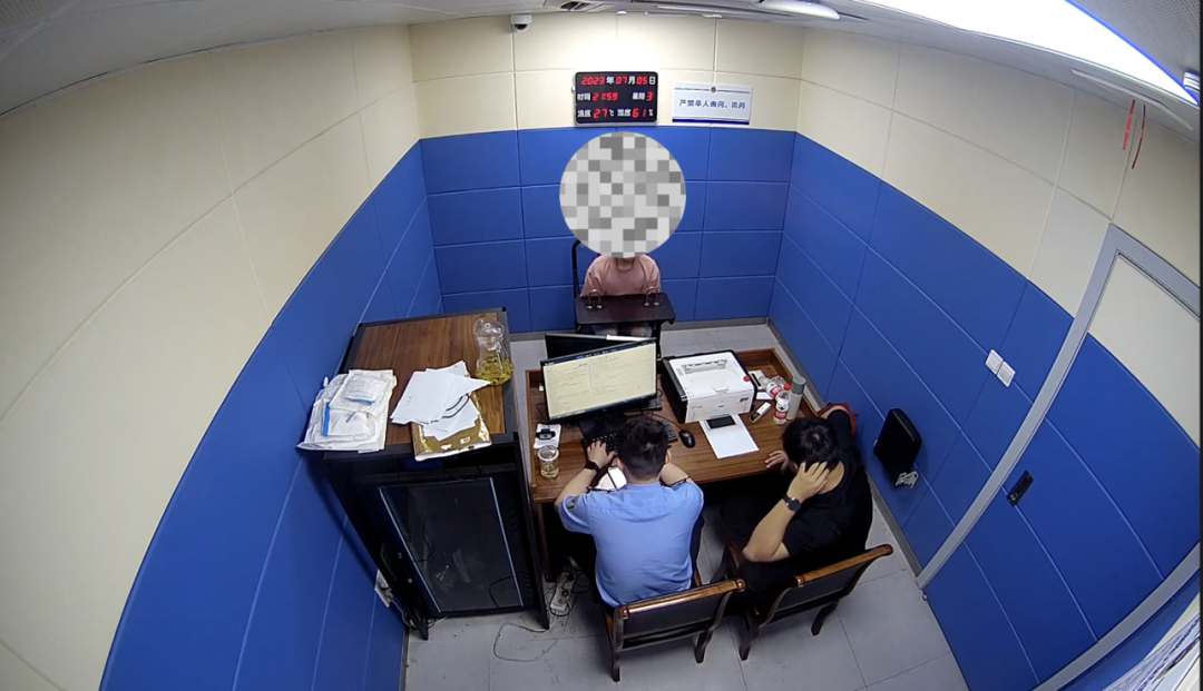 民警审讯犯罪嫌疑人李某