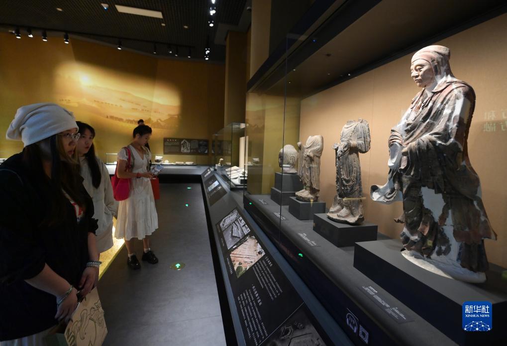 9月15日,公众在中国考古博物馆内参观珍贵文物展品.
