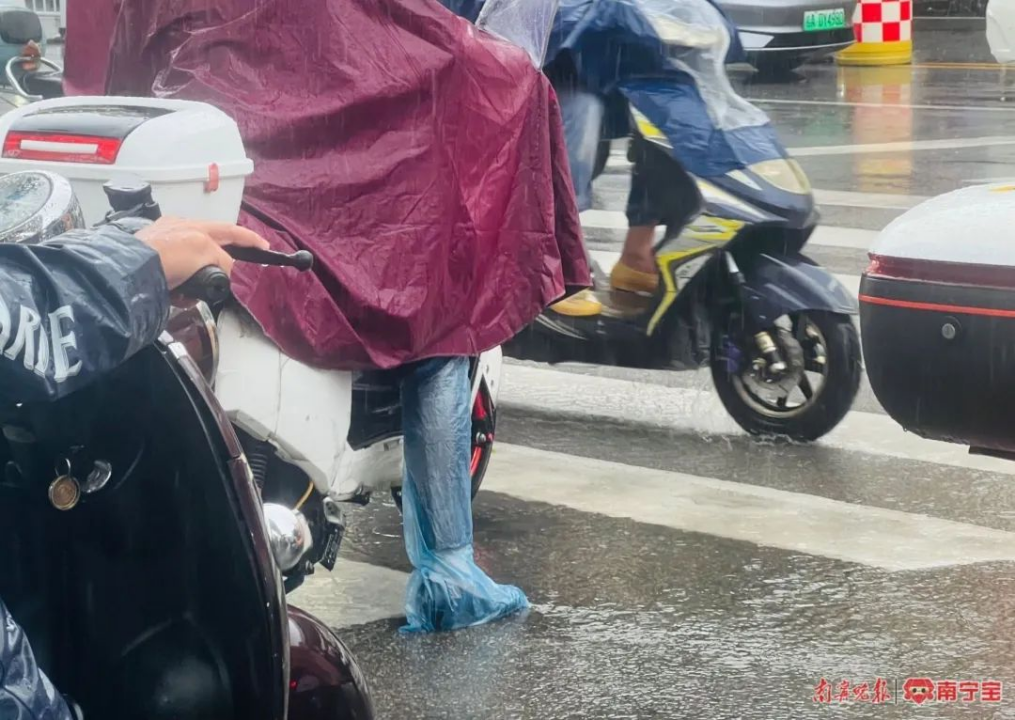 下雨天可通过戴鞋套避免湿鞋湿脚