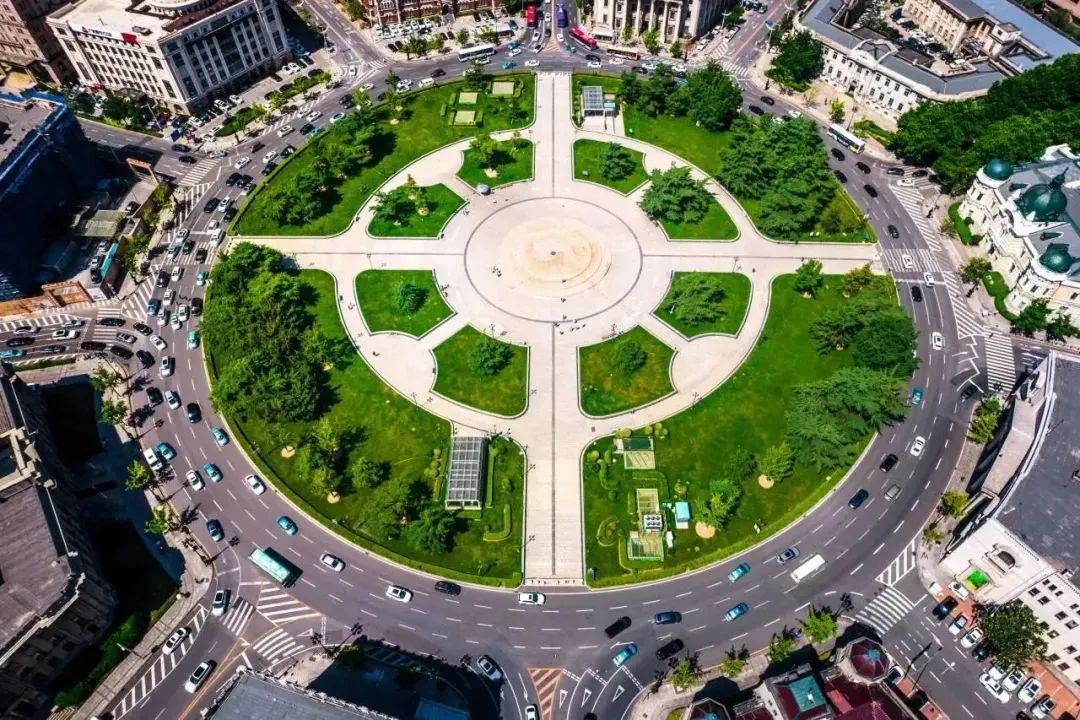 海之韵广场始发百年电车不同的景致和无限惊喜将带给你这座中国广场最