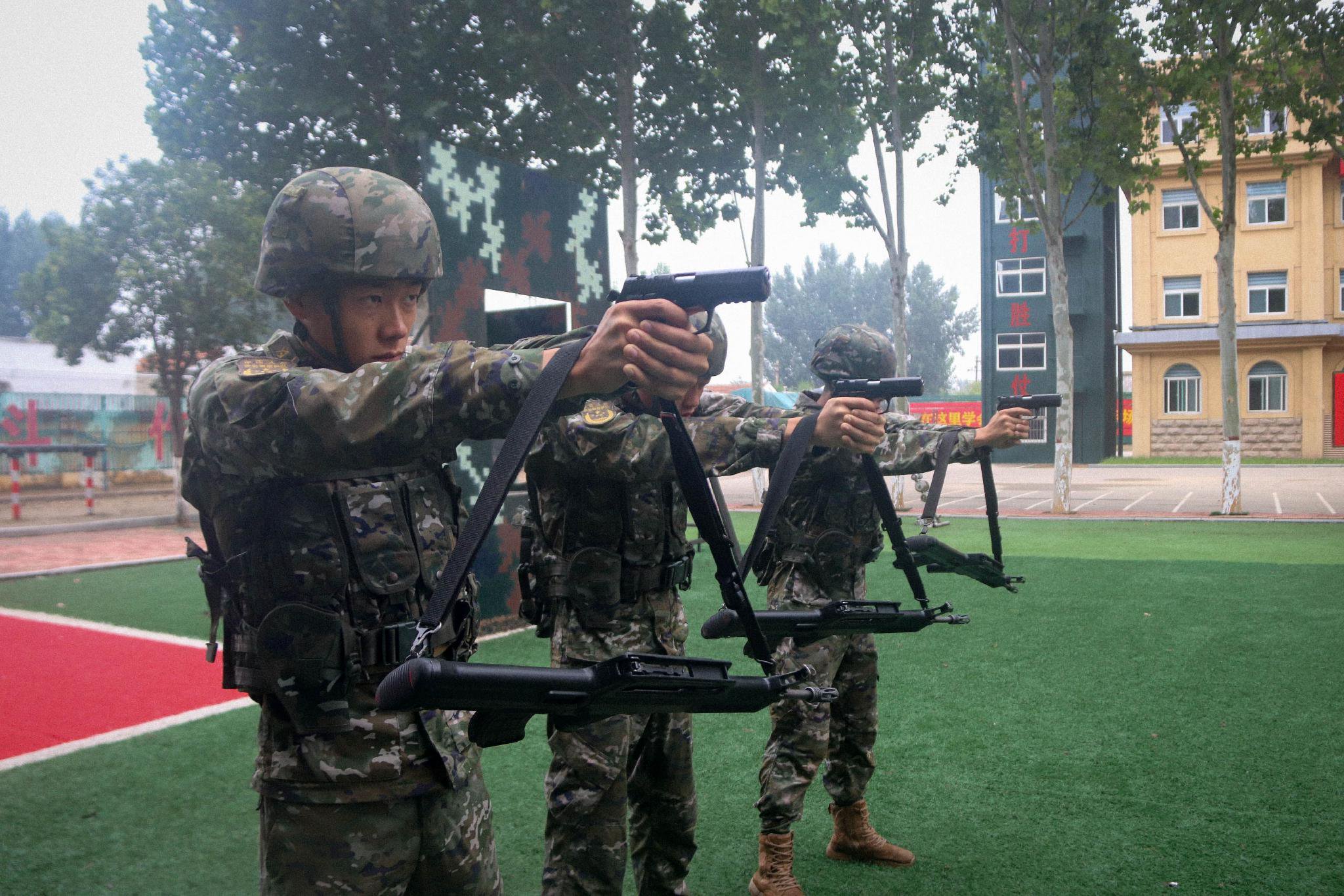 邵建豪正在进行据枪强化训练.罗骏皓 摄