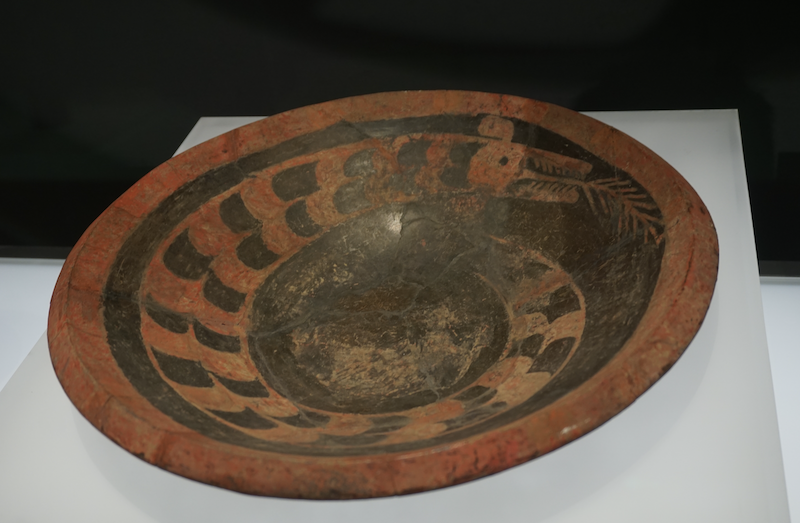 陶寺遗址彩绘龙纹陶盘