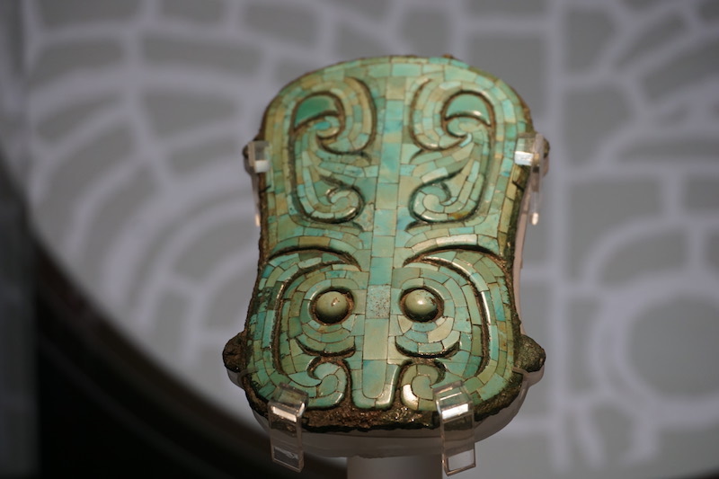 二里头遗址出土的绿松石铜牌饰