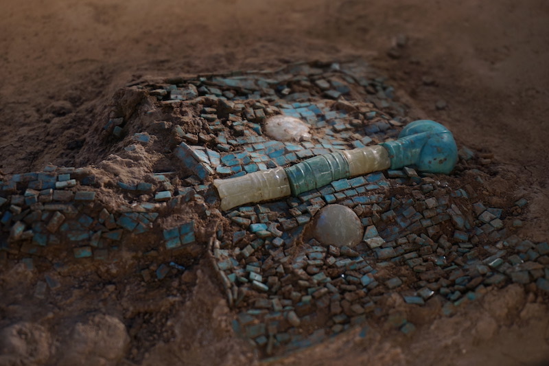 是出土于河南偃师二里头遗址的绿松石龙形器