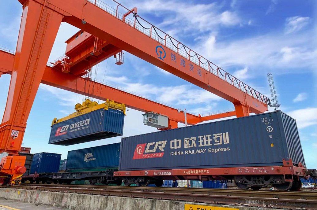 2022年7月29日,满载100个标准集装箱出口货物的中欧班列从