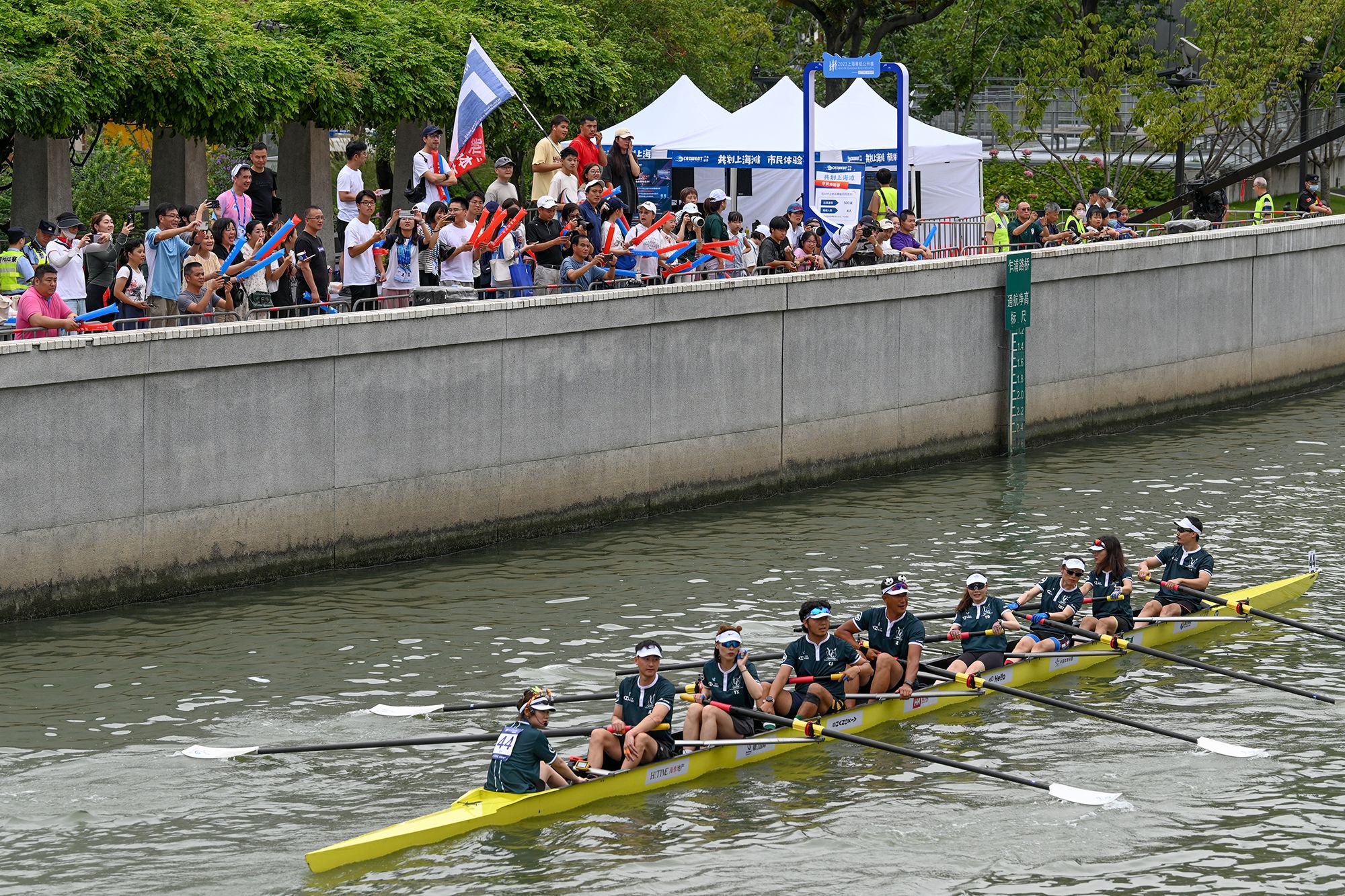 南苏州河路站满了观看比赛的市民.