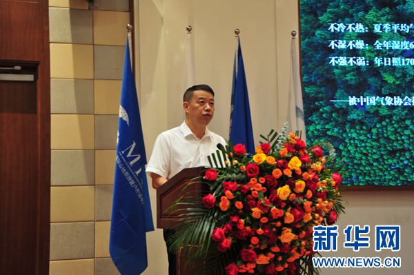 黔西南州副州长黄华作泛户外项目推介.新华网 刘昌馀 摄