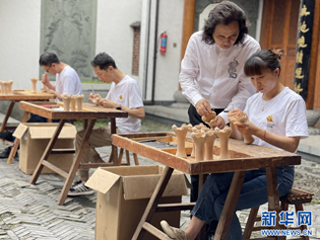 木雕匠人们制作花束花器.新华网发 东阳融媒体中心供图