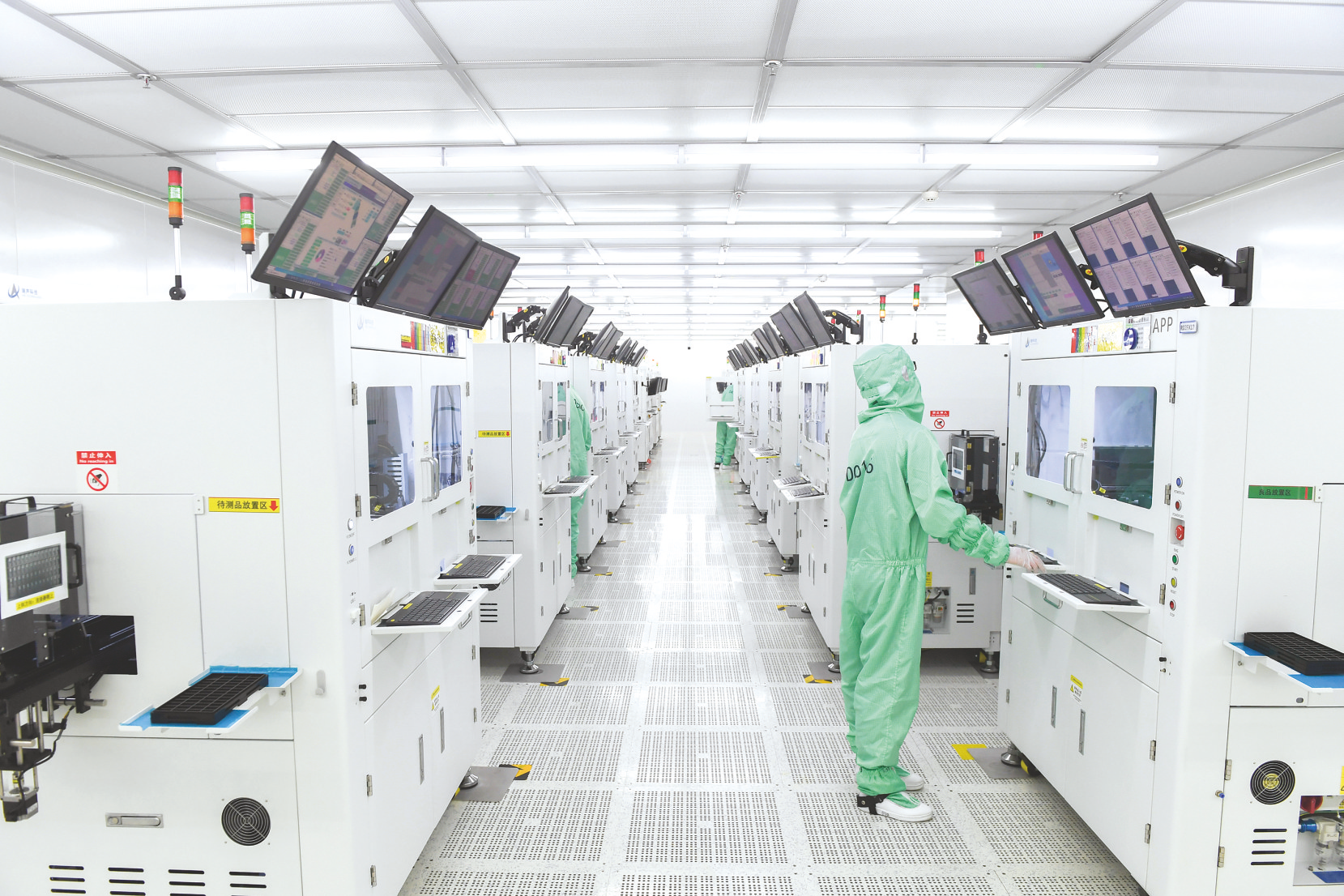     南宁瑞声科技公司生产线一角.