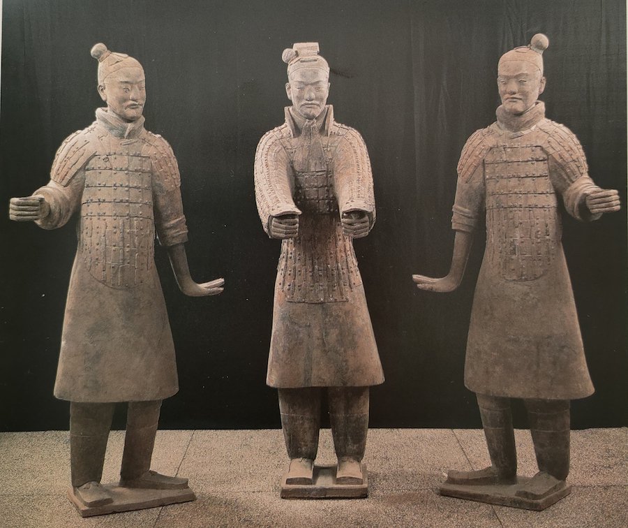 图三,秦始皇陵兵马俑坑出土战车甲士俑