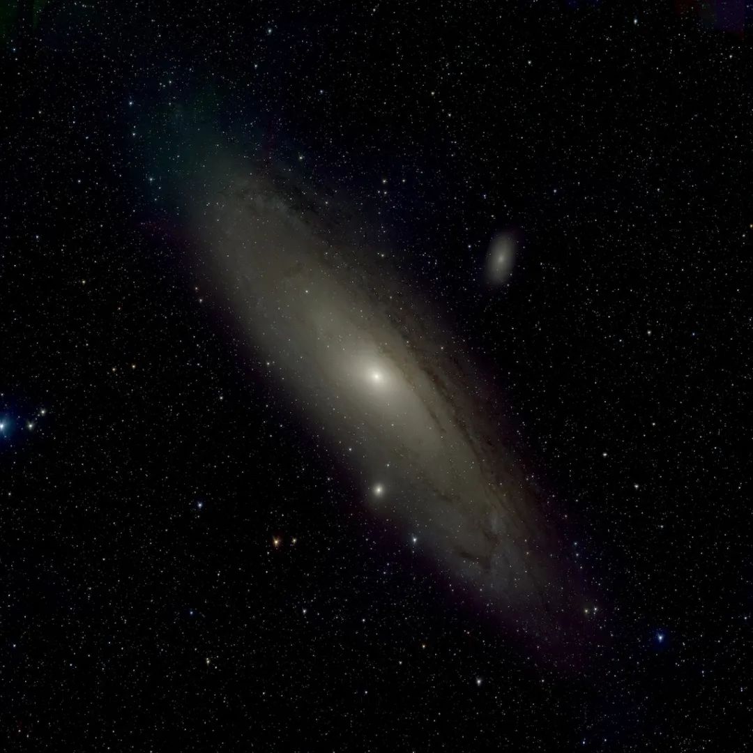 这张照片是墨子巡天望远镜通过每次30秒共计150次曝光，得到的150张照片叠加合成。图片来源：中国科学院